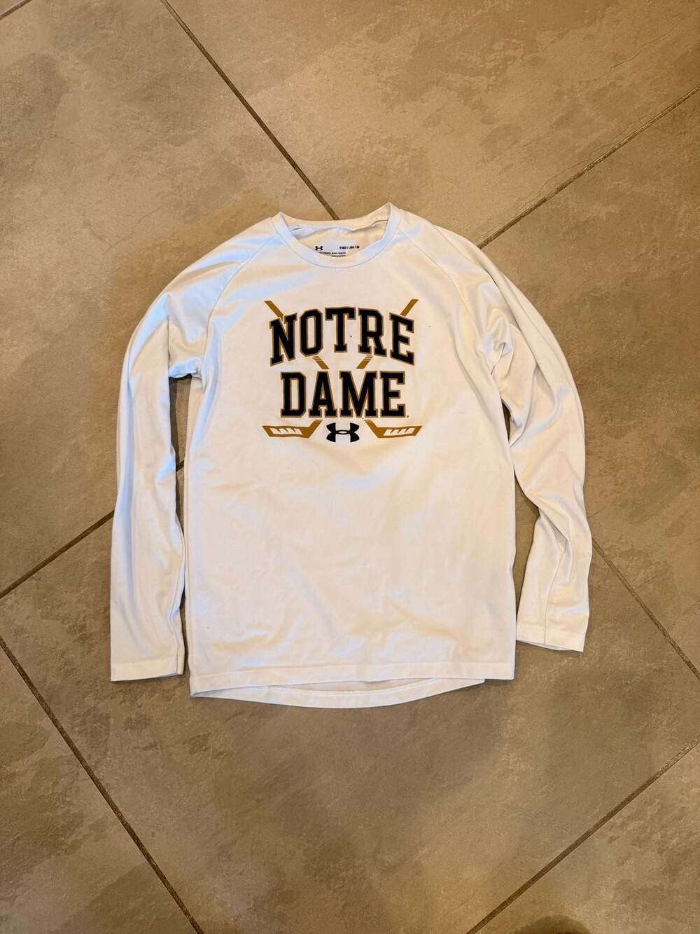 Boys UNDER ARMOUR wht Notre Dame Fighting Irish Hockey Sticks Tech Long Sleeve T